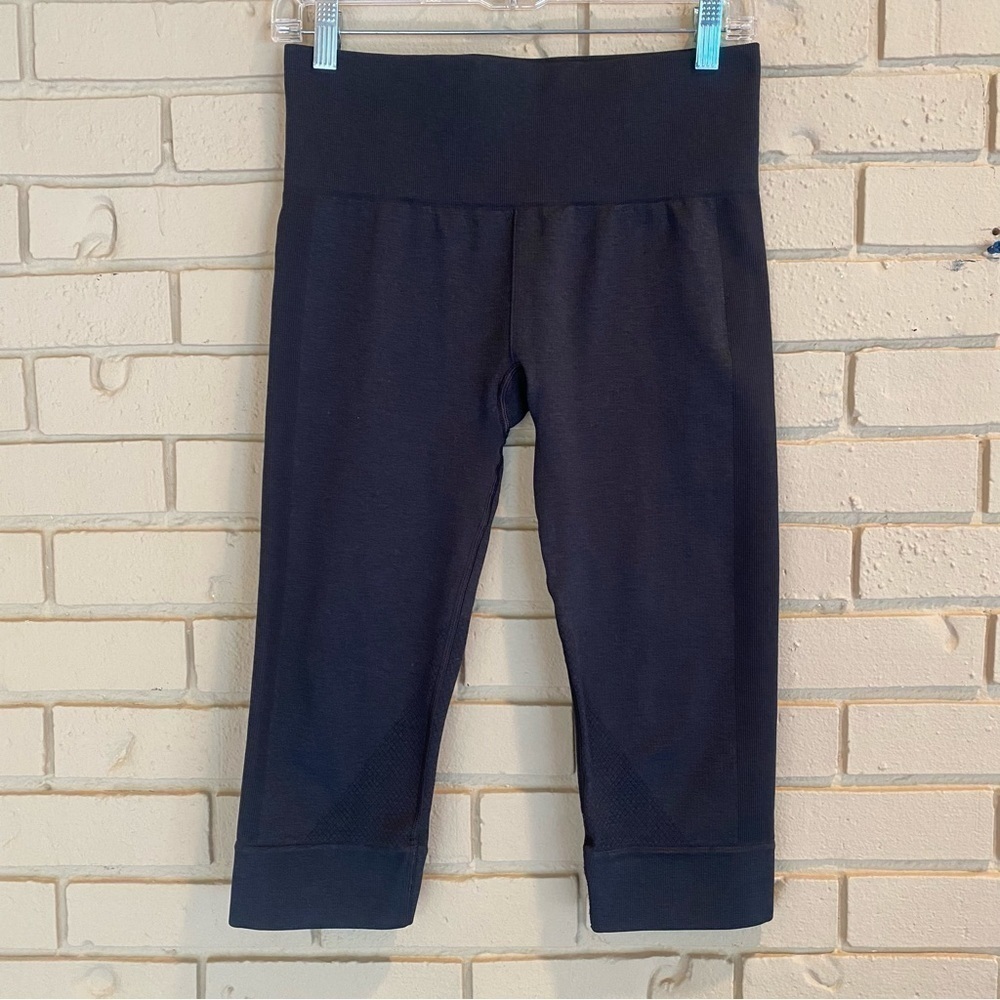Lululemon Women's Size 8  Black Seamlessly Street Crop Leggings Pant Compression